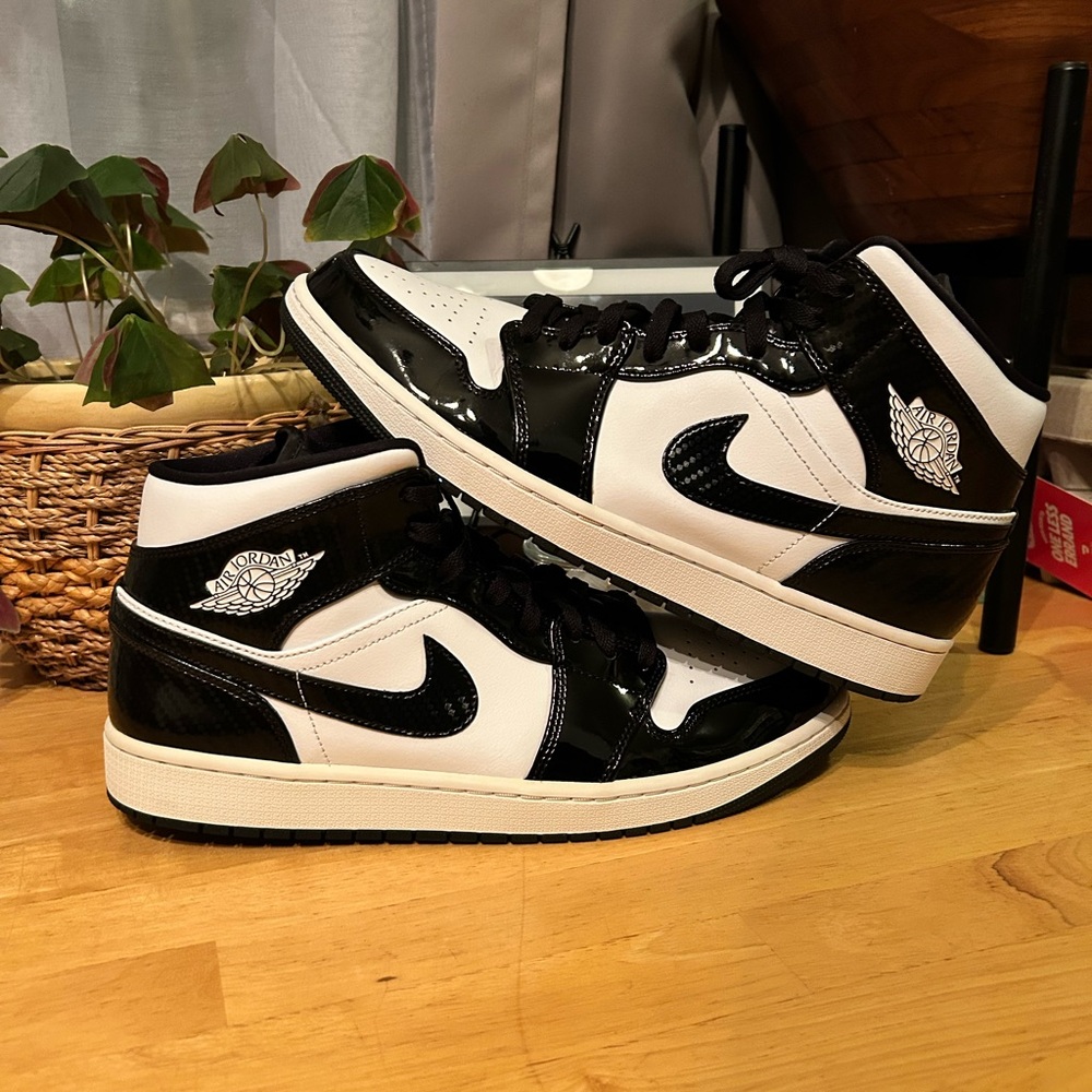 Jordan 1 mid “Carbon Fiber”